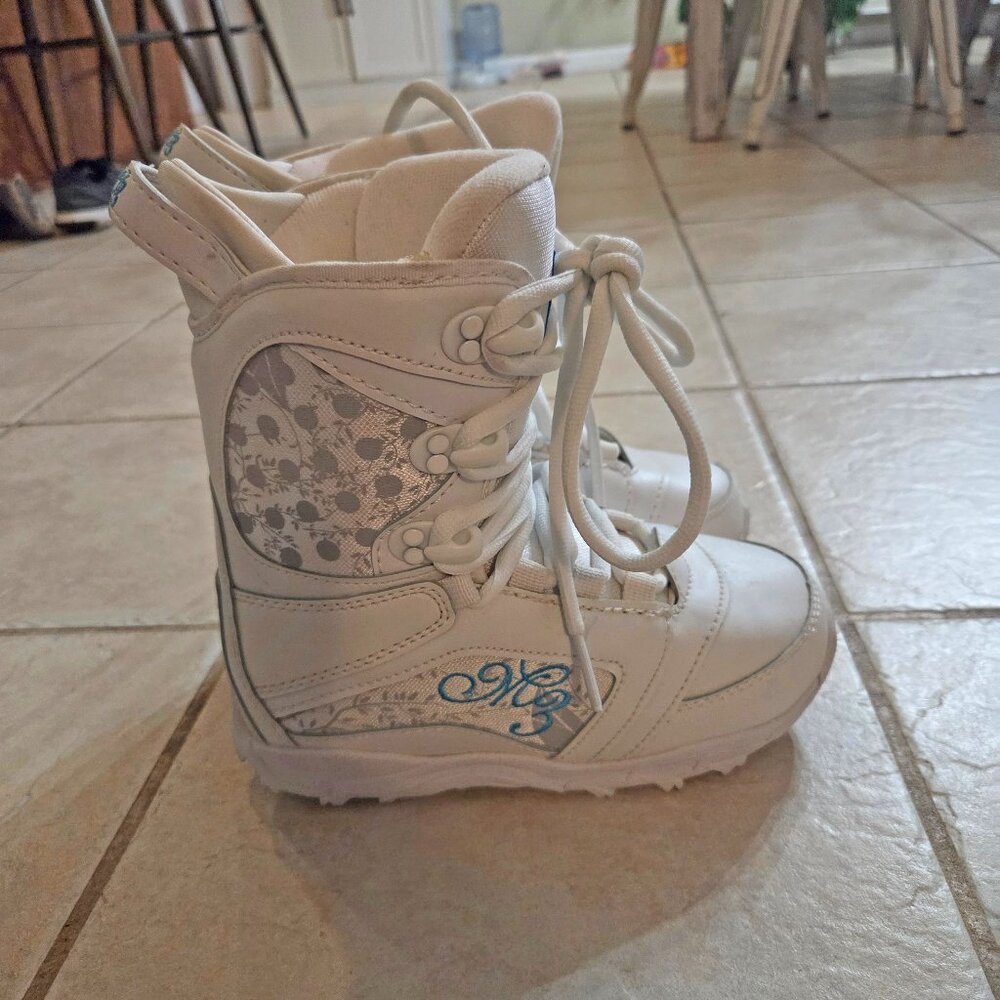 Girls size 5 M3 Snowboard boots